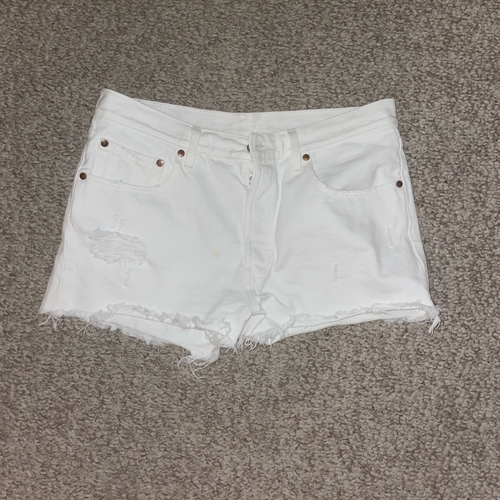 White Levi’s jean shorts with frayed hem